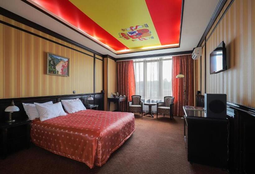 高级大房间, Attache