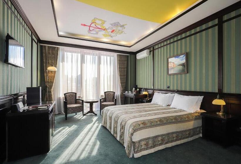 高级大房间, Attache