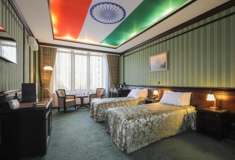 高级大房间, Attache