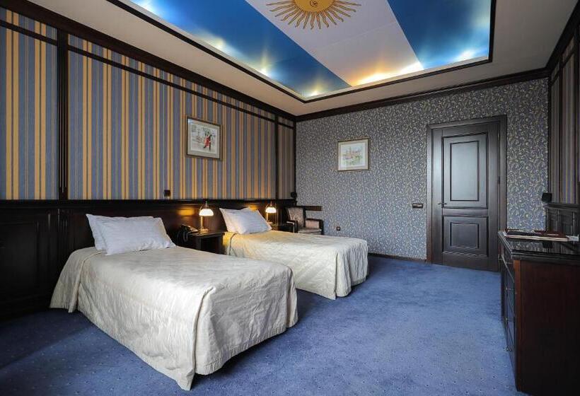 高级大房间, Attache