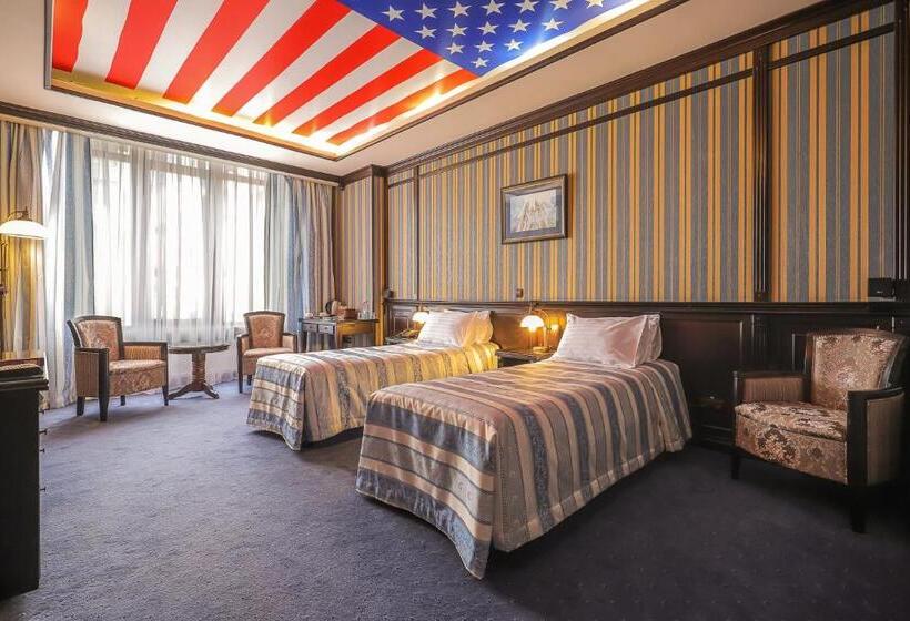 高级大房间, Attache