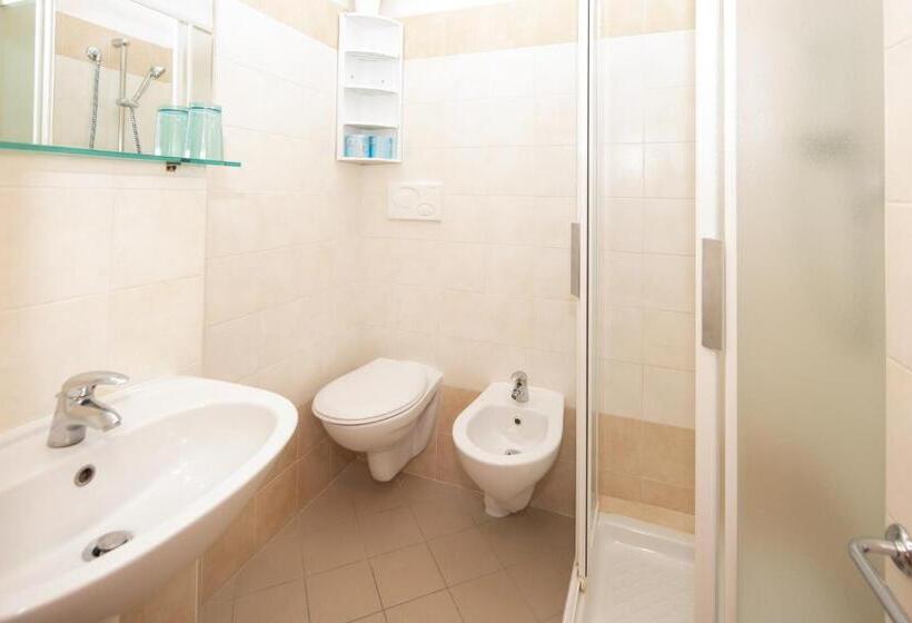 اتاق استاندارد چهارنفره با بالکن, Lem