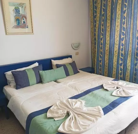 اتاق استاندارد سه نفره, Residence Boujaafar