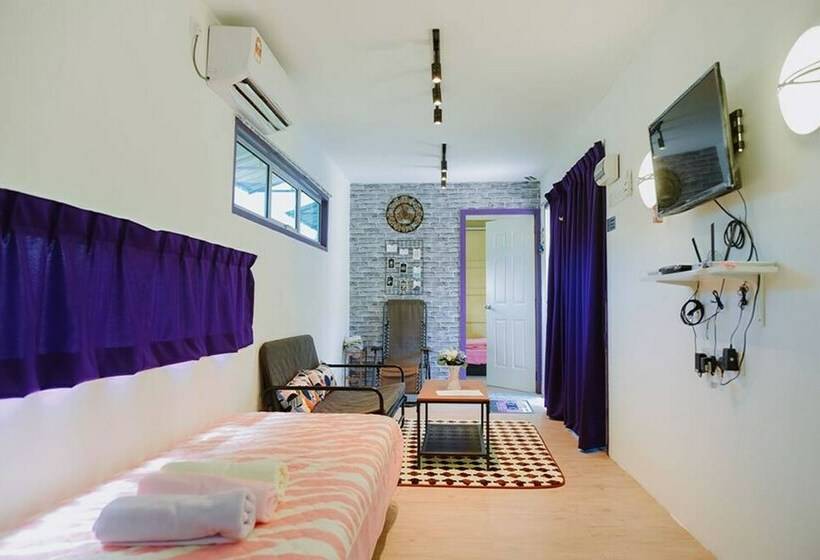 Cabanya Superior, Lumut Cube Homestay Kontena