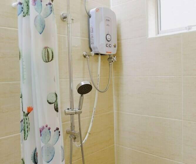 Cabanya Superior, Lumut Cube Homestay Kontena