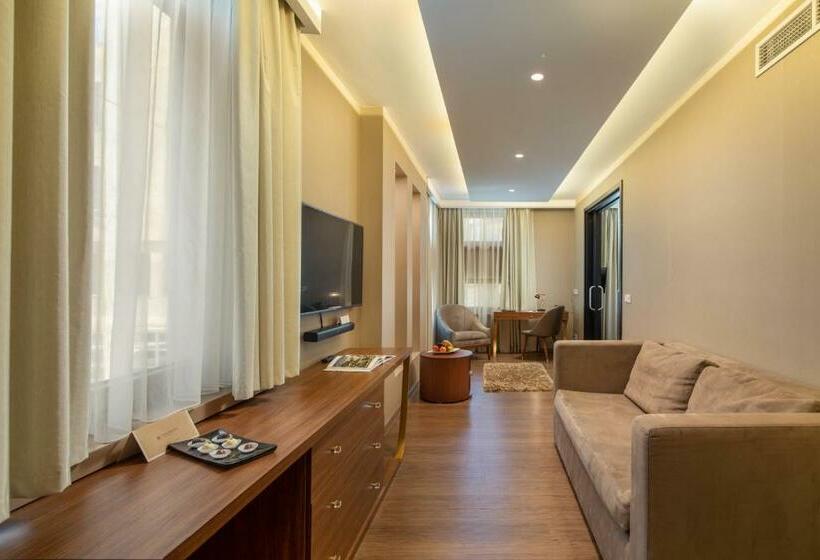 جناح, Continental Hotel Budapest