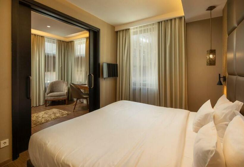 جناح, Continental Hotel Budapest