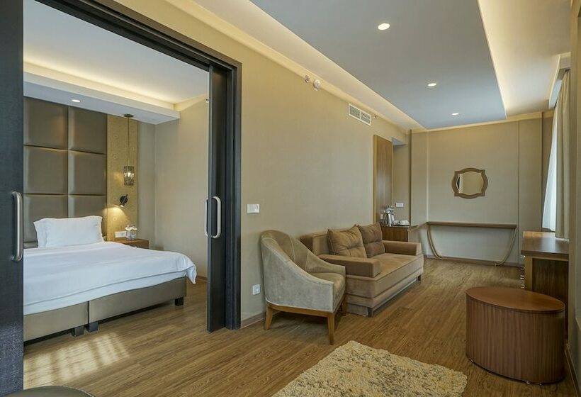 جناح, Continental Hotel Budapest