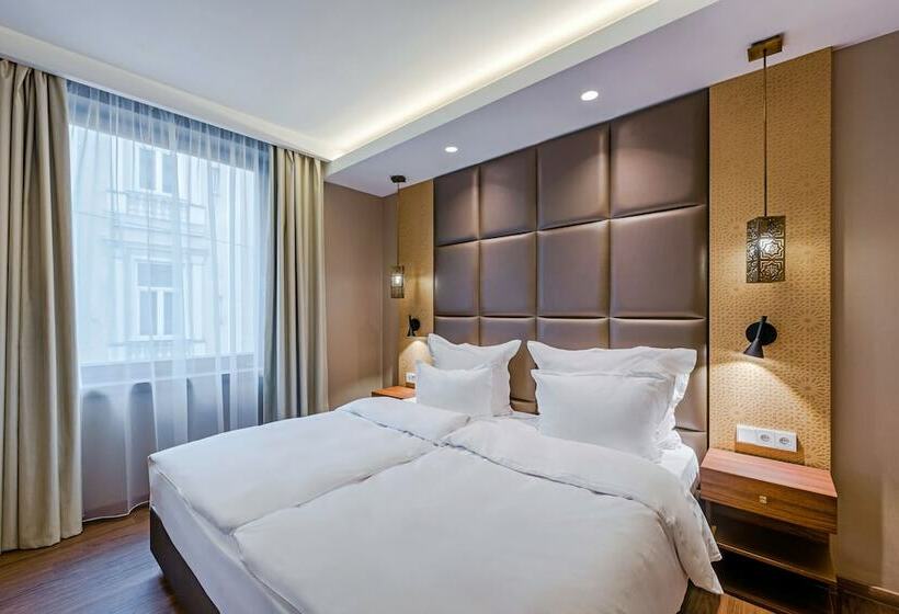 جناح, Continental Hotel Budapest