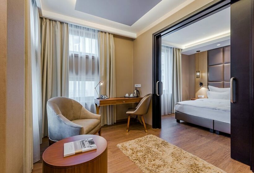 جناح, Continental Hotel Budapest