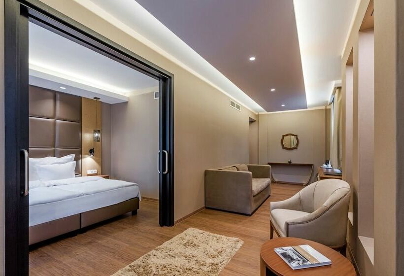 جناح, Continental Hotel Budapest