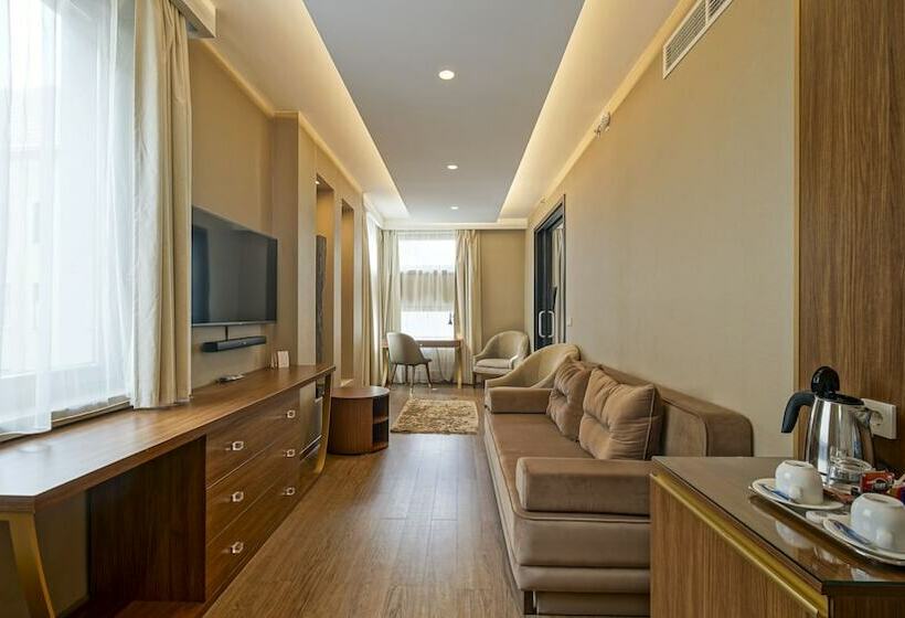 جناح, Continental Hotel Budapest