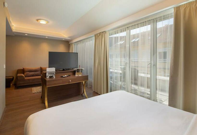 جناح, Continental Hotel Budapest