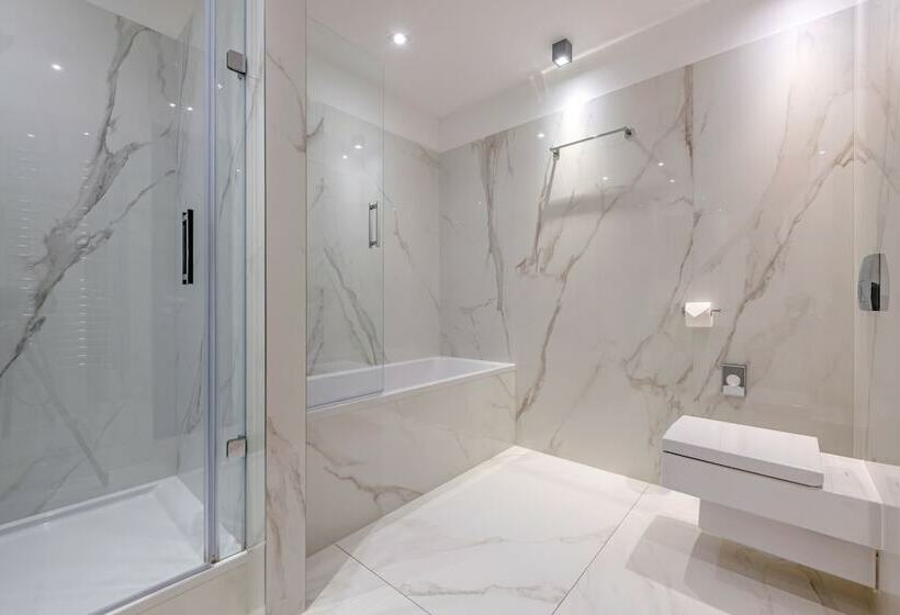 جناح, Continental Hotel Budapest