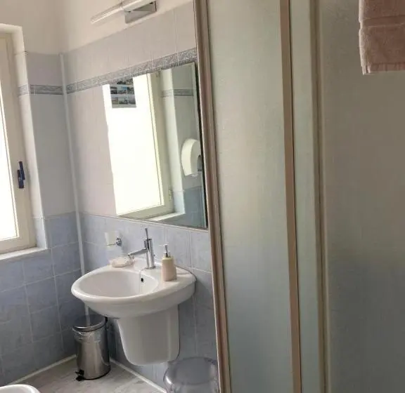 اتاق اکونومی, Bristol