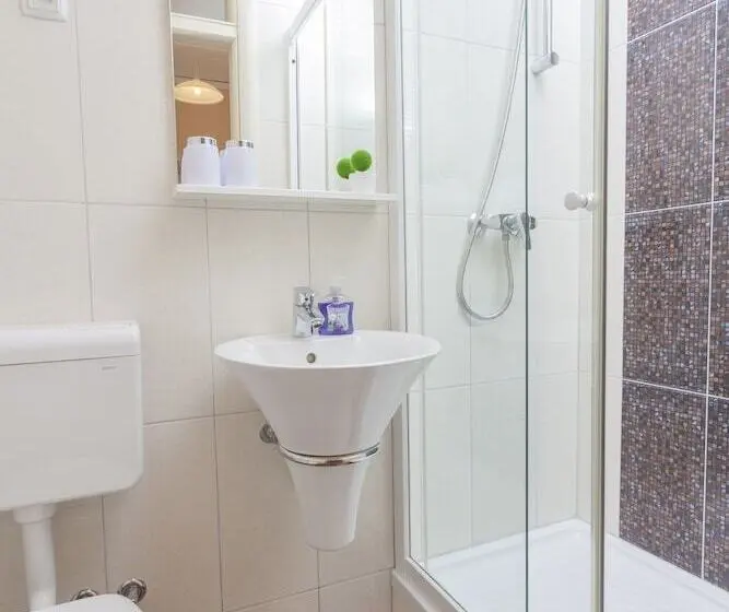 اتاق اکونومی, Apartments & Rooms Alagic