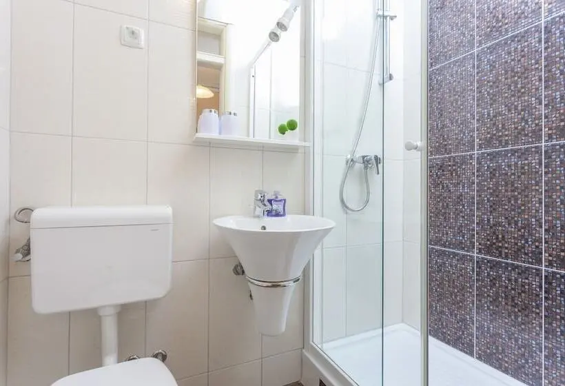 اتاق اکونومی, Apartments & Rooms Alagic