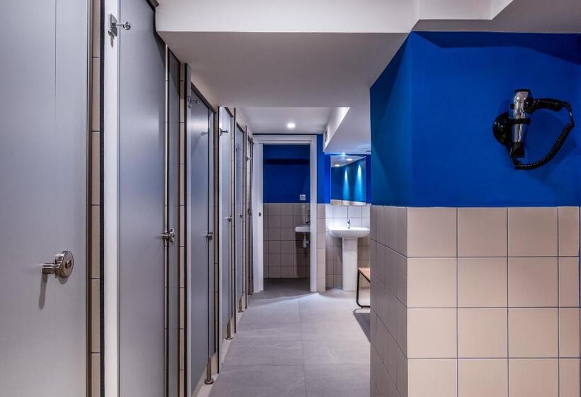 تختخواب در اتاق مشترک, Latroupe Poblenou Beach