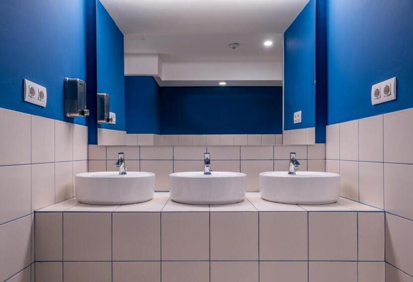 تختخواب در اتاق مشترک, Latroupe Poblenou Beach