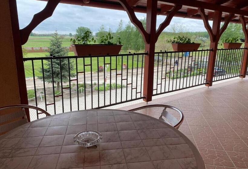 家庭间, Muskátli Panzió és étterem