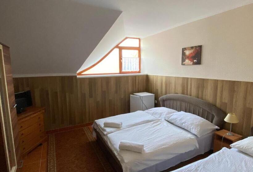 Номер Стандарт Трехместный, Muskátli Panzió és étterem