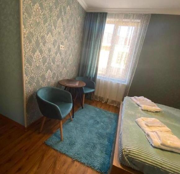 اتاق استاندارد سه تخته با چشم‌انداز باغ, Golden Star Kazbegi