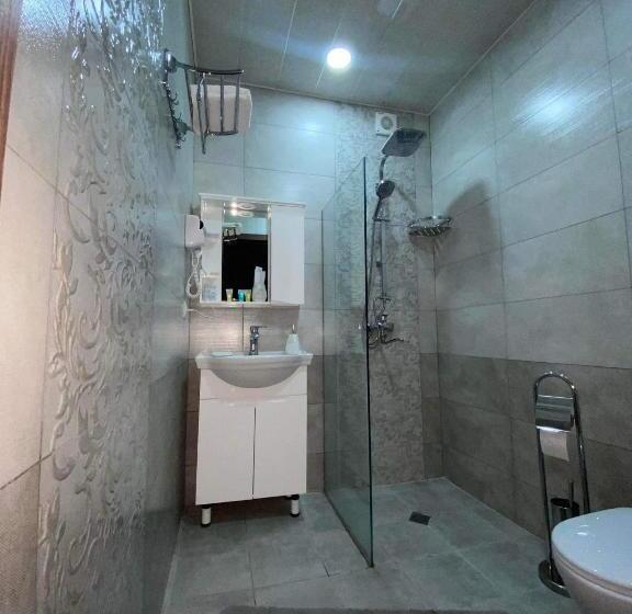 اتاق استاندارد سه تخته با چشم‌انداز باغ, Golden Star Kazbegi