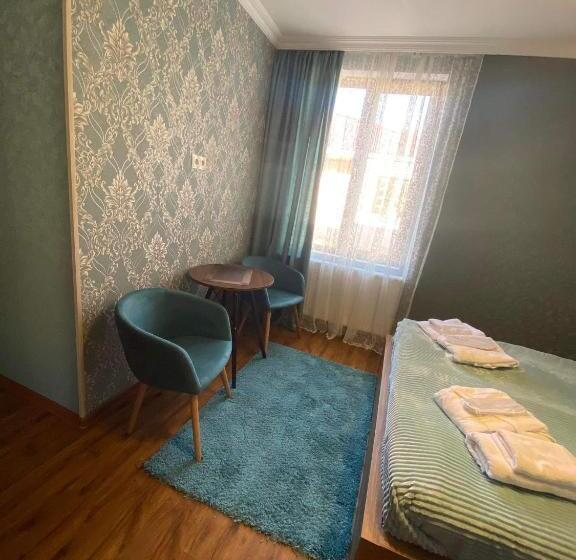 اتاق استاندارد سه تخته با چشم‌انداز باغ, Golden Star Kazbegi