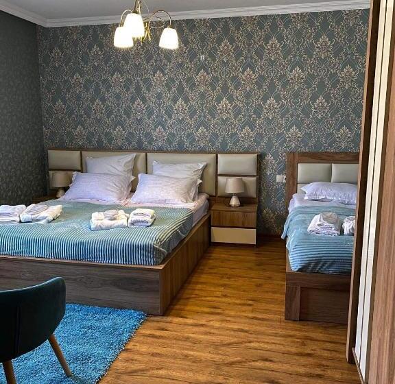 اتاق استاندارد سه تخته با چشم‌انداز باغ, Golden Star Kazbegi