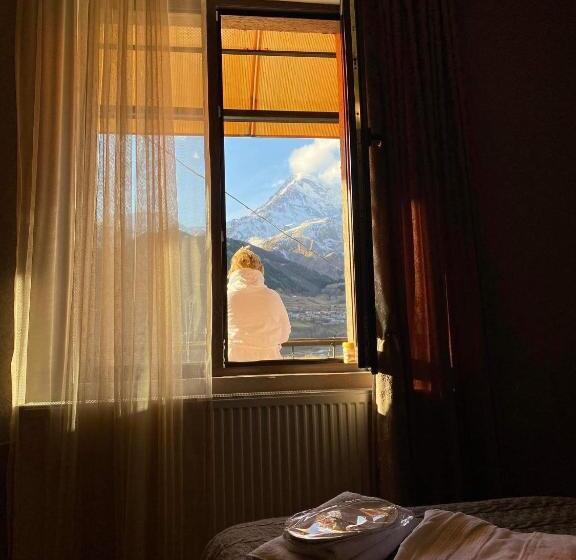 اتاق استاندارد با چشم‌انداز, Golden Star Kazbegi
