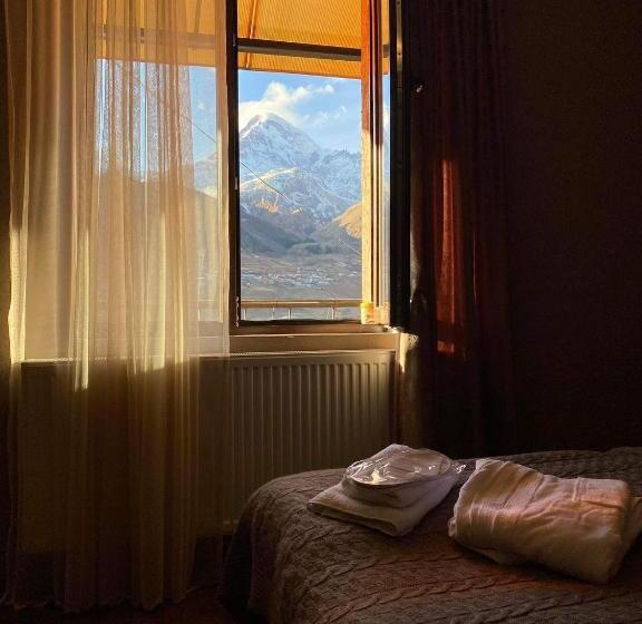 اتاق استاندارد با چشم‌انداز, Golden Star Kazbegi
