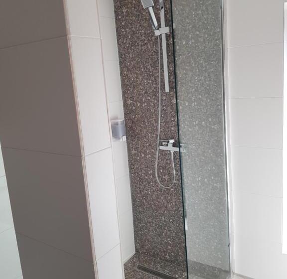 标准三人间, Chic Voyage