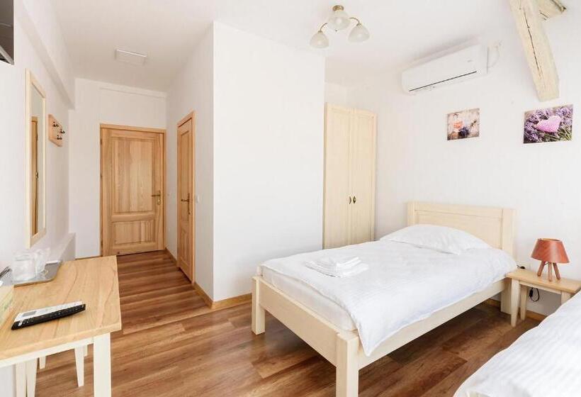 标准三人间, Chic Voyage