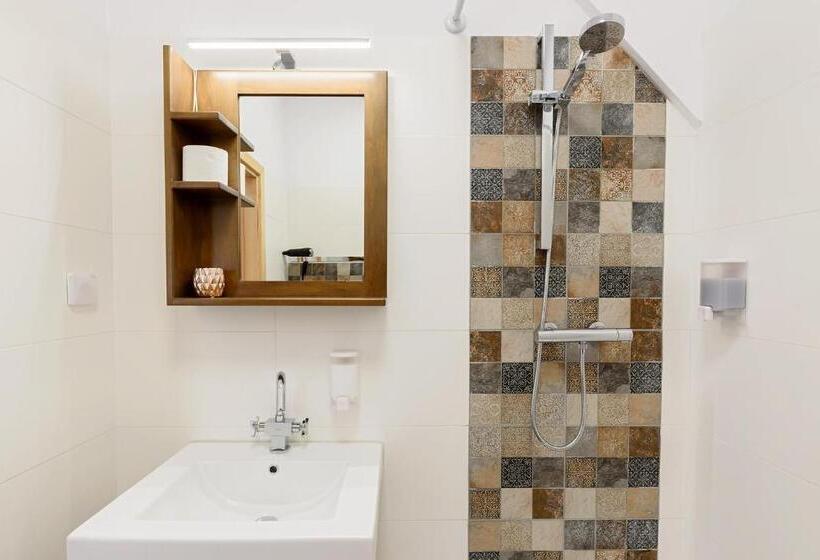 标准三人间, Chic Voyage