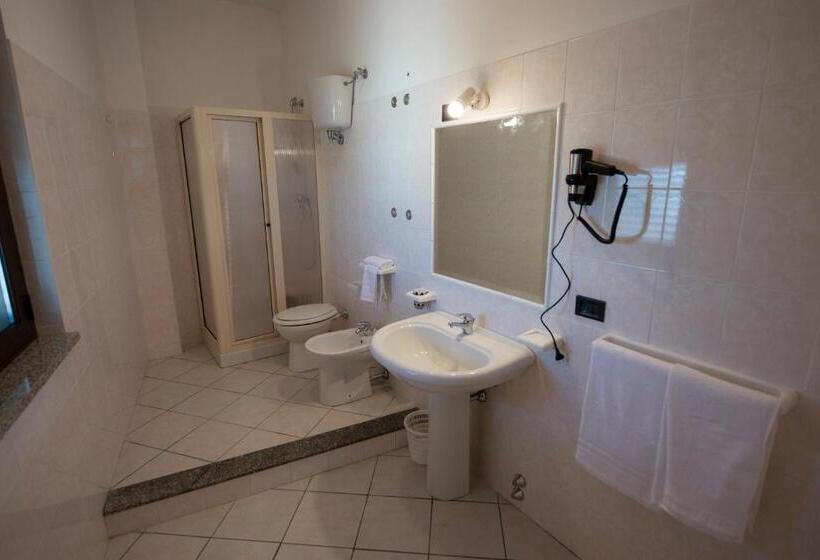 スタンダードトリプルルーム, B&b Esterita