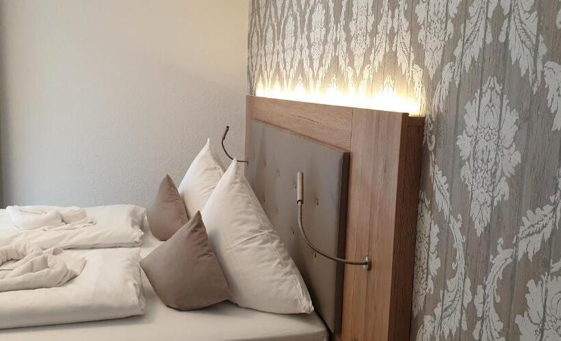 غرفة عائلية, Schönenberger Hof