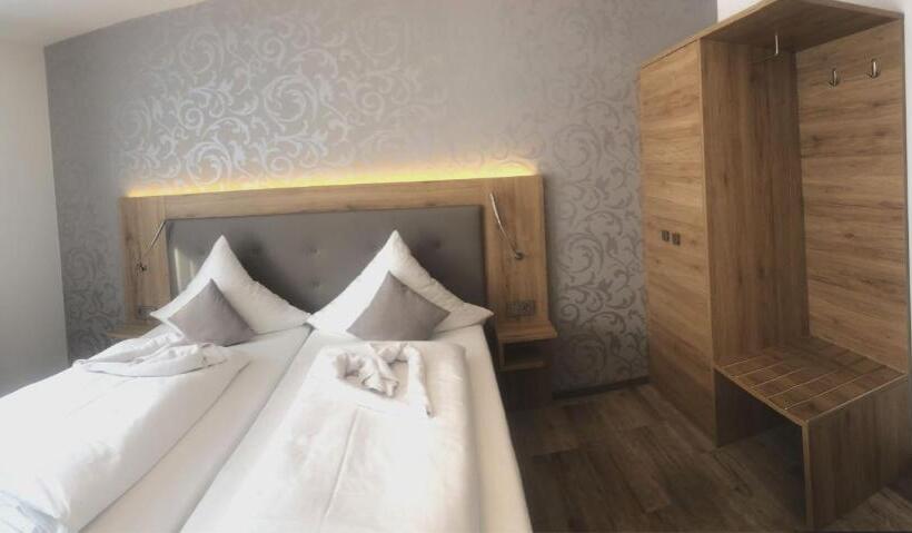 غرفة عائلية, Schönenberger Hof