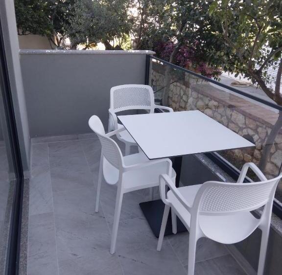 Camera Standard Piano Terra, Ksamili