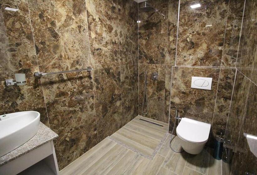 Camera Tripla Superiore, Ksamili