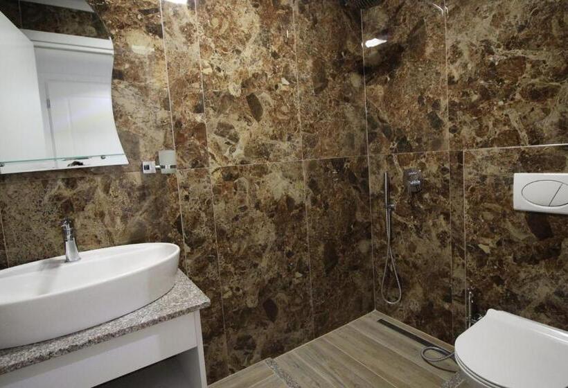 Camera Tripla Superiore, Ksamili