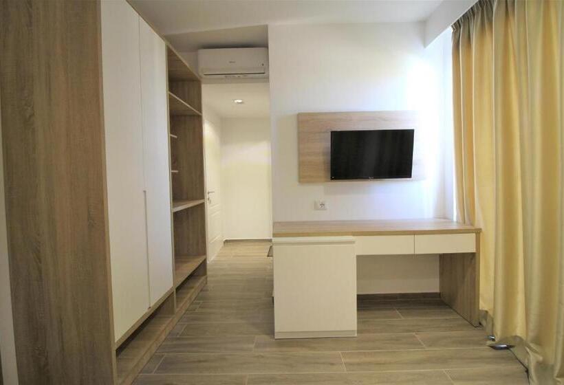 Camera Tripla Superiore, Ksamili