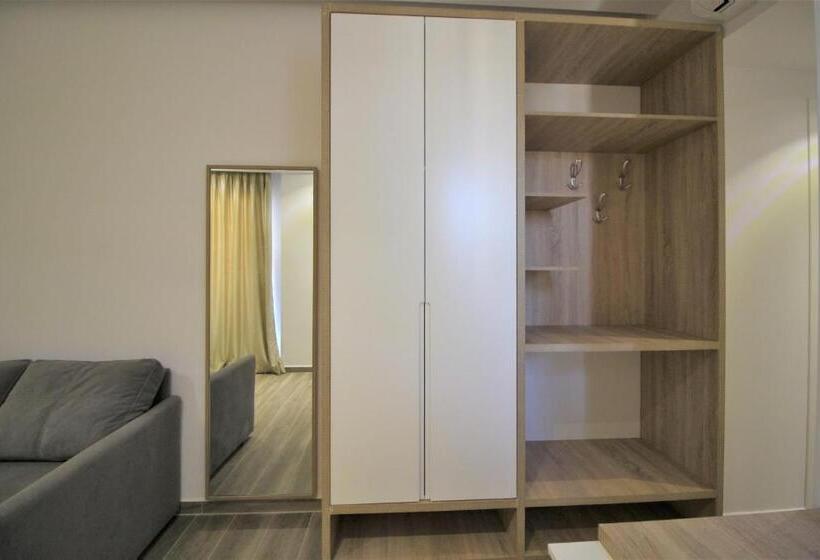 Camera Tripla Superiore, Ksamili