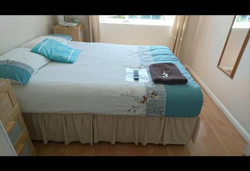 标准间, Room In Guest Room   En Suite Shower Room Double Room With 1 Double Deyr
