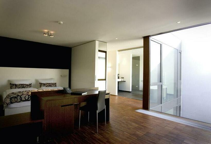 جناح جونيور, Becker´s Hotel & Restaurant