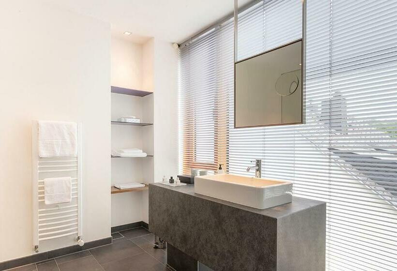 جناح جونيور, Becker´s Hotel & Restaurant