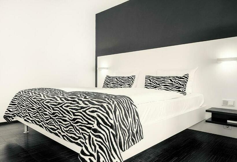 جناح جونيور, Becker´s Hotel & Restaurant