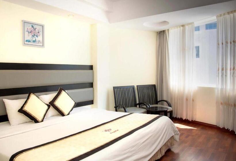 اتاق سوپریور, Angella