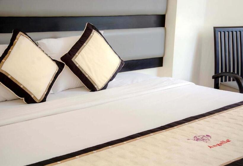 اتاق سوپریور, Angella