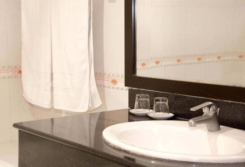 اتاق سوپریور, Angella