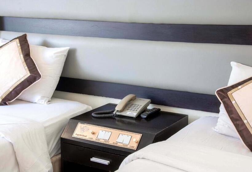 اتاق سوپریور, Angella